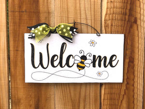 Welcome with Bee and Daisies sign.